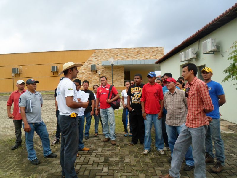 Professores levam alunos do Pronatec/Altos para aulas práticas no CTT/UFPI